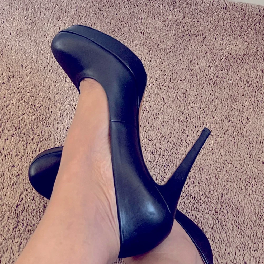Authentic Gucci Black Leather Heels. Size 39. Excellent Condition. Very Comf. - Picture 8 of 8